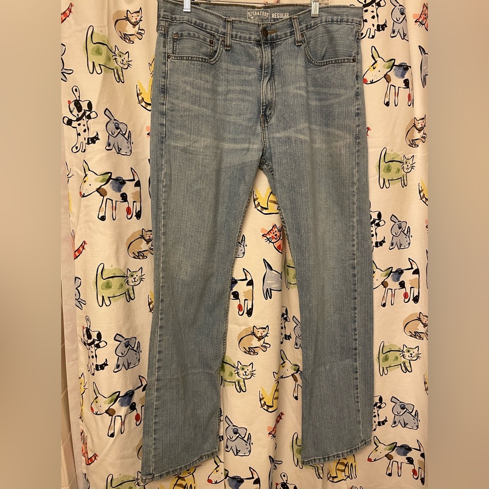 Signature Levi’s, Regular fit, lighter blue wash Size 36x32
